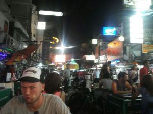 Dennis voelt zich duidelijk thuis tussen de ladyboys