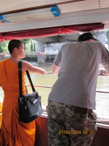 Monk jr. en laptop genieten samen met Dennis van het uitzicht op de busboot