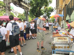 Net als de schoolkids kunnen ook wij de verleiding van al dat lekkers niet weerstaan