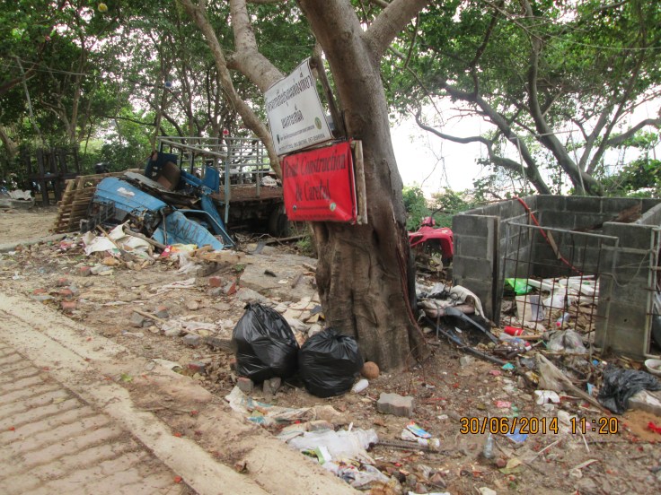 Afval achter het strand