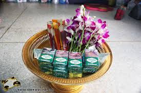 De monnik vraagt geen geld, je hoeft enkel een offer mee te brengen