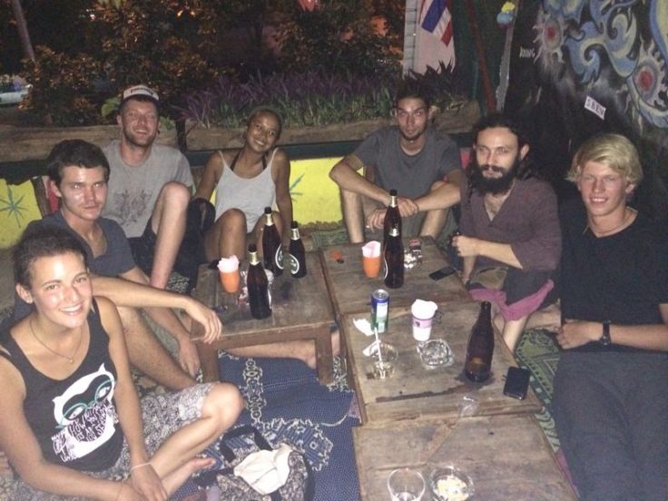 Chillen met onze nieuwe maten op de rooftop van de bar