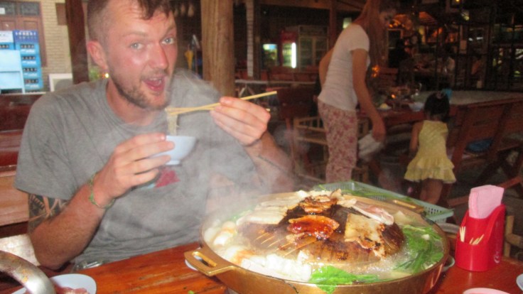 Dennis al bijna een master of the chopsticks