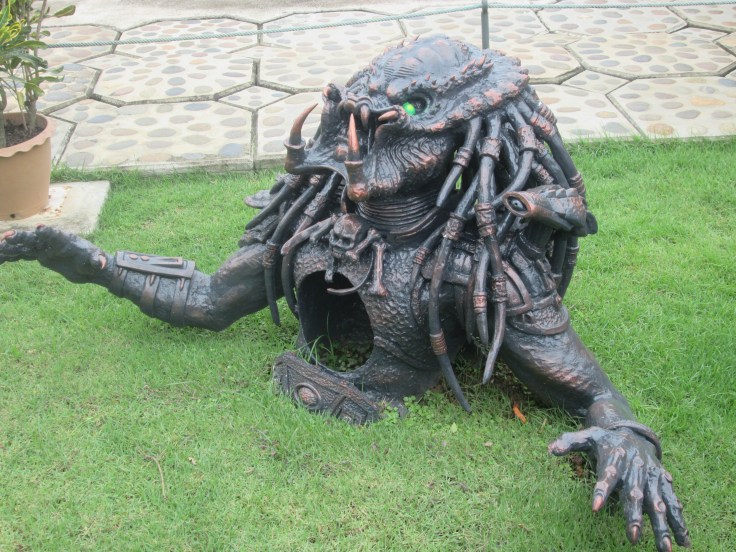 Je vindt vele duistere figuren en bekende superhelden rondom het complex. Je verwacht het misschien niet, maar ze zijn daar allemaal wel degelijk geplaatst vanuit een surrealistische visie van de artiest op het Boeddhisme