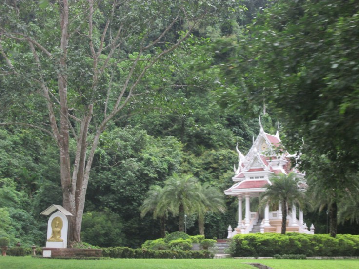 Een prachtig klein tempeltje verwelkomt ons