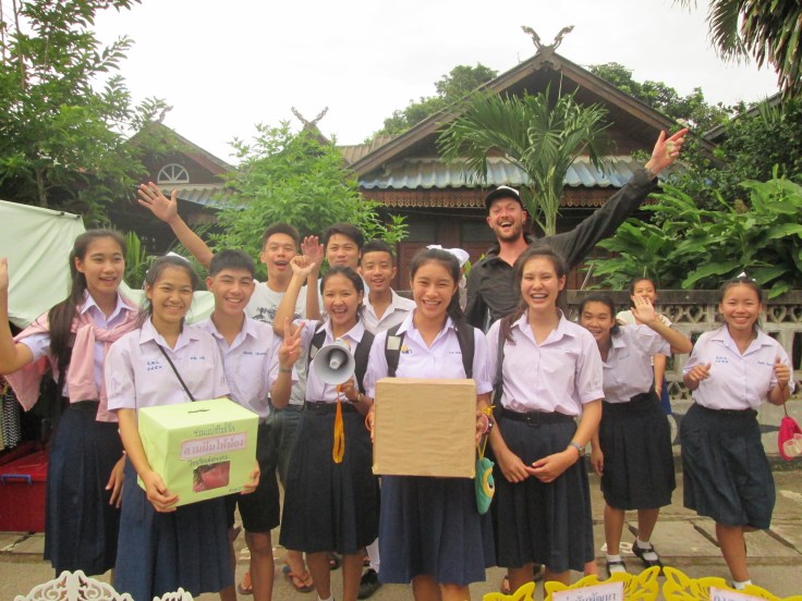 Dennis heeft al snel een hele schare fans om zich heen verzameld
