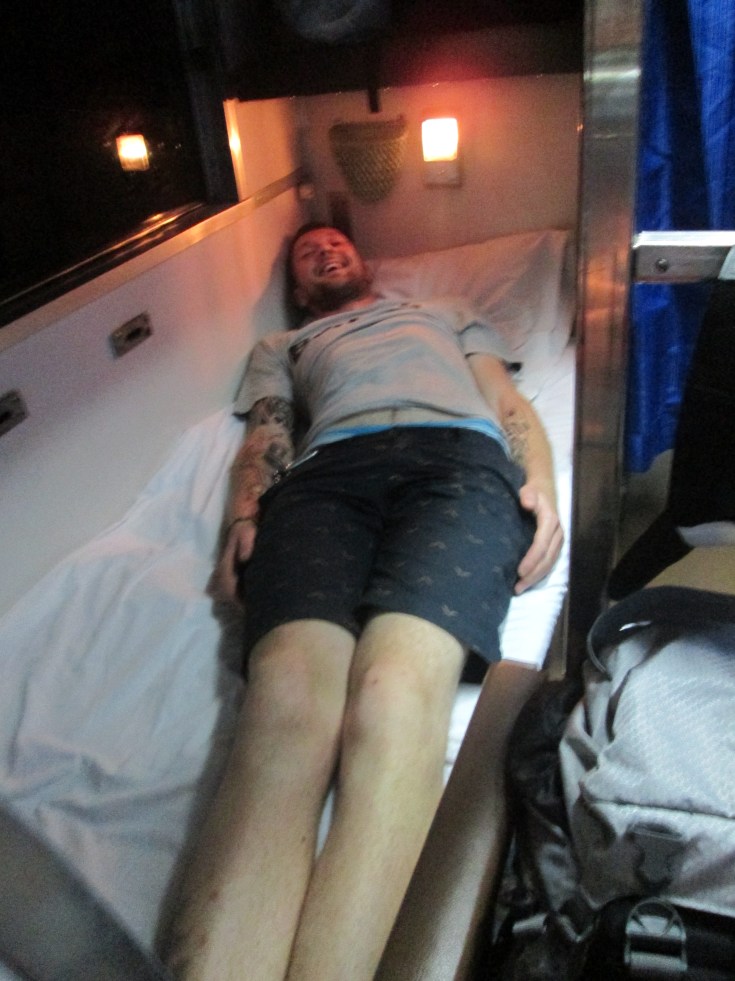 Goh, het bed in de trein lijkt wel wat te klein voor Dennis... Verrassend!