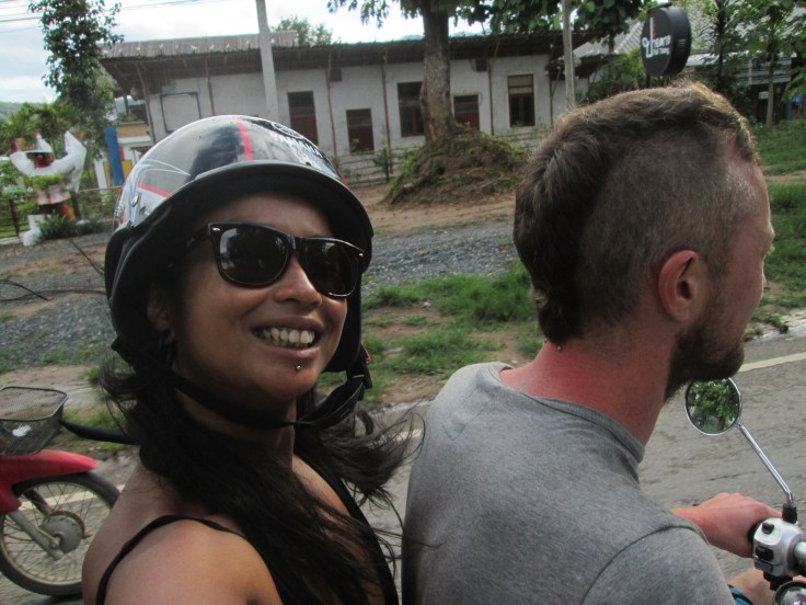 Achterop de brommert