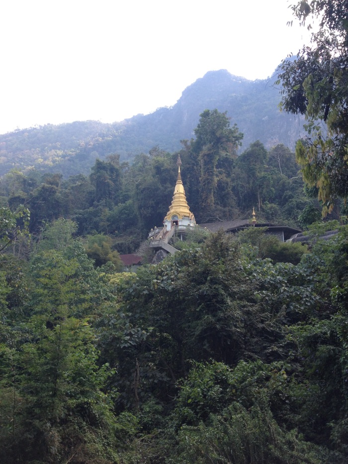Er was eens... een monnik die zich jarenlang in een grot verstopte, om zou in alle rust te kunnen mediteren. Jaren later is er een tempelcomplex om deze grot heen gebouwd, waar tot op de dag van vandaag lessen over de eeuwenoude darhmaleer worden gegeven. Een trap van 510 tredendoor de jungle leidt je naar de stupa op de berg waarachter de grot schuilt waar het al begon...