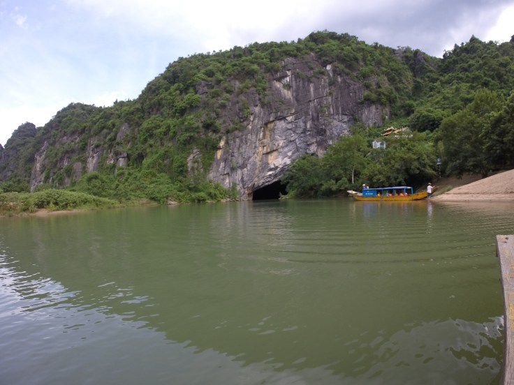 De ingang van één van de vele grotten