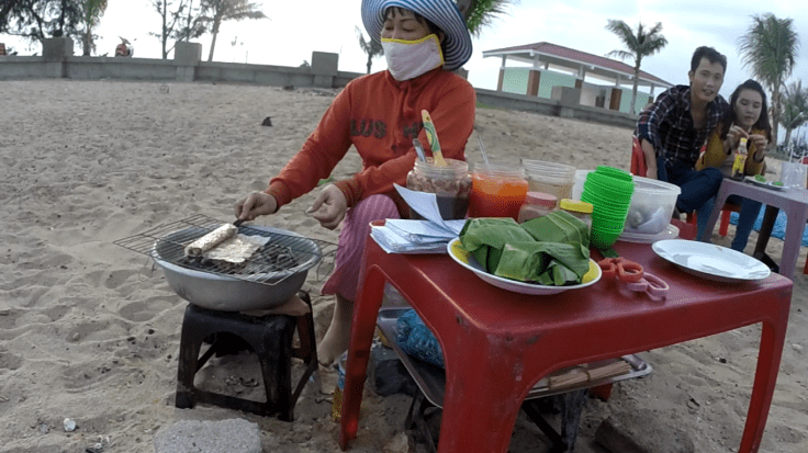 Terwijl deze madam vanuit haar mini-keukentje ons van een lekker hapje voorziet
