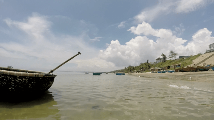 Een typisch Vietnamees vissersbootje. Ons is verteld dat deze gekke bootjes speciaal zo ontworpen waren, zodat de Fransen er geen belasting over konden heffen.