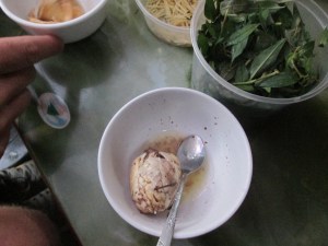 Inderdaad ja, dat is een halfontwikkelde kuiken in dat gekookte ei daar