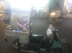 Nog niet genoeg gehad? Deze mevrouw maakt in een wip een lekker snack voor je klaar op haar brommertje