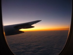 Vliegen van land naar land is natuurlijk het snelst....