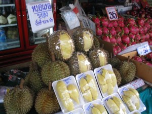 De grote, stekelachtige, stinkende durian vrucht