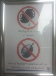 De durian is vanwege zijn penetrante geur verboden op de trein. En je (gas)ballonnen kan je ook meteen maar beter thuis laten.